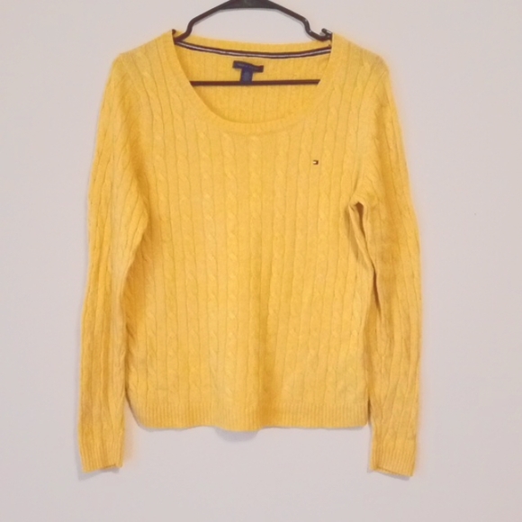 Round Neck Cable Knit Sweater 